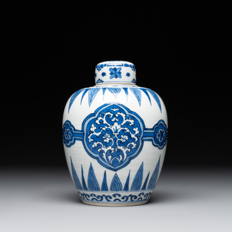 A Chinese blue and white covered jar with floral design, Kangxi