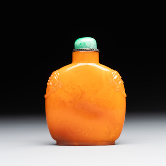 A rare Chinese amber lion-handled snuff bottle, 19th C.