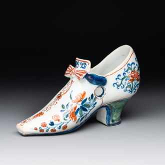 A Dutch Delft cashmere palette shoe, 18th C.