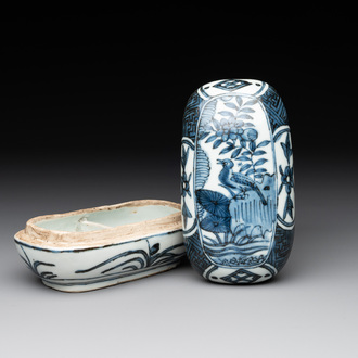 A Chinese blue and white 'kraak' porcelain betel box and cover with a bird on a rock, Wanli