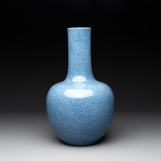 A Chinese monochrome powder blue bottle vase, 19/20 th C.