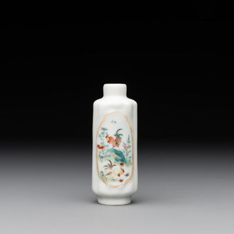 A fine Chinese famille rose 'rooster' snuff bottle, 19th C.