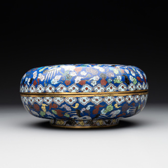 A Chinese cloisonné 'cranes' box and cover, 19th C.