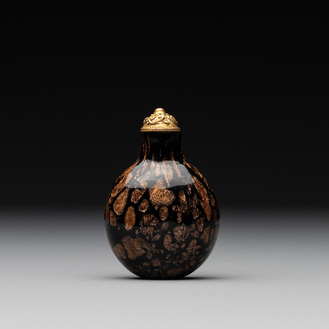 A Chinese aventurine-splashed black glass snuff bottle with a gilt stopper, 18/19th C.