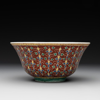 A rare Chinese red-ground Bencharong bowl for the Thai market, 玩玉 Wan Yu Mark, 19th C.