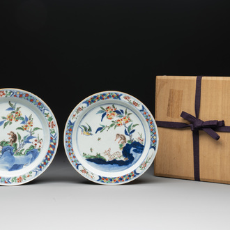 A pair of Chinese wucai ko-sometsuke 'monkey and deer' plates for the Japanese market and a tomobako, Chenghua mark, Chongzhen