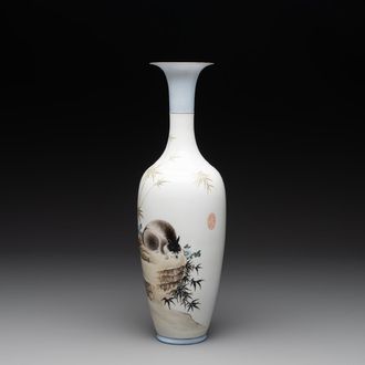 A Chinese polychrome-decorated eggshell 'cat' vase, Zhong Guo Jingdezhen Zhi 中國景德鎮製 mark, 20th C.
