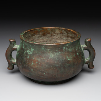 A Chinese bronze censer with 'ji 戟' handles, Zhi Xuan 致軒 mark, 17/18th C.