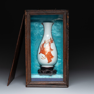 A Chinese gilt-decorated iron-red- and grisaille vase and a fitted box, Hongxian mark, Republic
