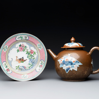 A Chinese famille rose ruby-back 'mandarin ducks' plate and a large capucin-brown-ground Imari-style teapot, 18/19th C.