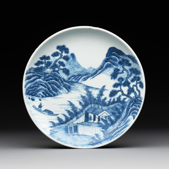 A rare Chinese blue and white 'Bleu de Hue' plate for the Vietnamese market, Chí Viễn 致遠 seal mark, 19th C.