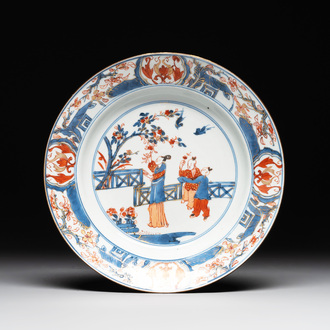 A Chinese Imari-style plate with figures in a garden, Kangxi/Yongzheng