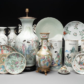 A varied collection of 14 Chinese famille rose and monochrome wares, 19/20th C.