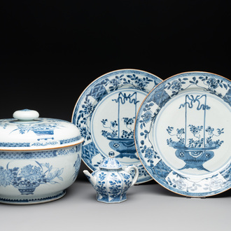 A Chinese blue and white tureen, a teapot and two dishes, Yongzheng/Qianlong