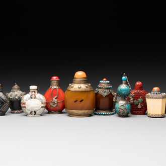A collection of 12 Chinese snuff bottles, Qianli 千里 mark, 19/20th C.
