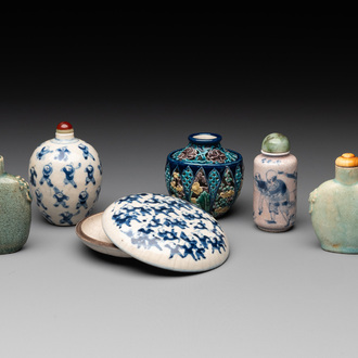 Five Chinese porcelain snuff bottles and a covered '100 boys' box, Kangxi mark, 19/20th C.