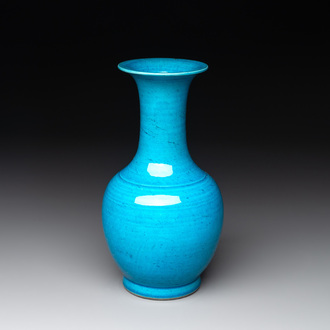 A Chinese turquoise-glazed vase, 18/19th C.