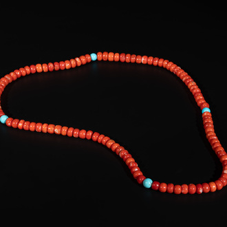 A Chinese necklace with red coral- and turquoise beads, 19th C.