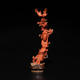A Chinese red coral figure of a standing lady holding a vase, 19/20th C.