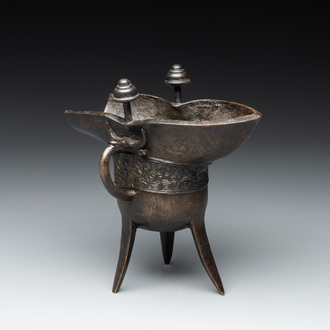 A Chinese archaistic bronze ritual wine vessel, 'jue 爵', 17/18th C.