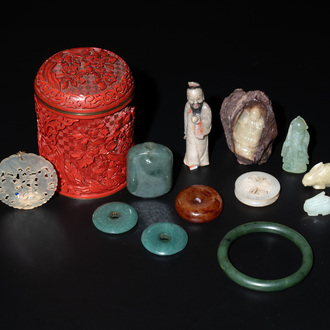 A group of 11 Chinese carvings, comprising jade, soapstone, mother-of-pearl and a lacquerware container, 19/20th C.
