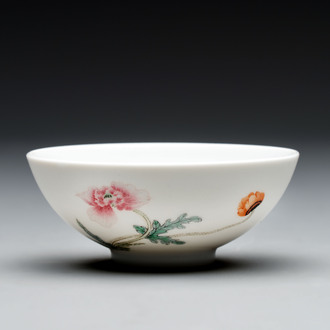 A Chinese famille rose bowl with floral design, Yongzheng mark, 20th C.