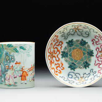 A Chinese famille rose 'shou' plate and a '100 boys' brush pot, Guangxu mark, 20th C.