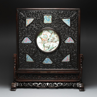 A large Chinese openworked wooden screen with famille verte and famille rose plaques, 18/19th C.
