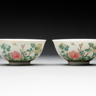 A pair of Chinese famille rose 'peonies' bowls, Delong Zhenpin 德隆珍品 mark, 20th C.
