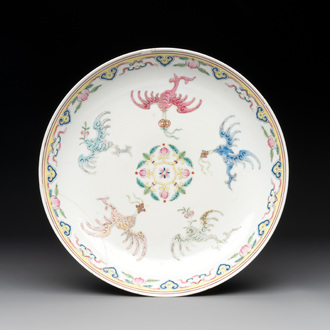 A Chinese famille rose 'bats and peaches' plate, Xie Zhu Zhu Ren 薢竹主人造 mark, 19th C.