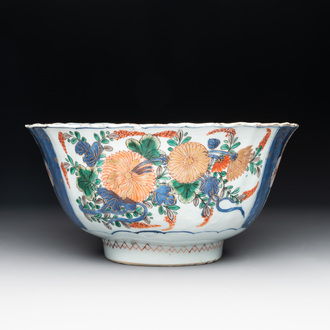A Chinese verte-Imari bowl with floral design, Kangxi