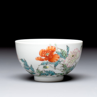 A fine Chinese famille rose bowl with floral design, Yongzheng mark, 20th C.