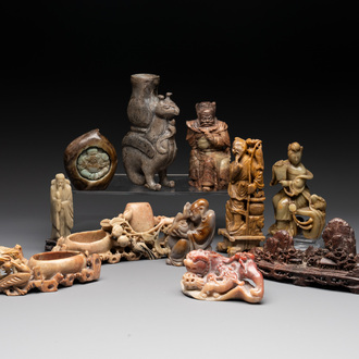 A varied collection of 11 Chinese jade and soapstone carvings, 19/20th C.