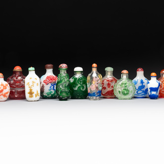 A collection of 14 Peking glass snuff bottles, 19/20th C.