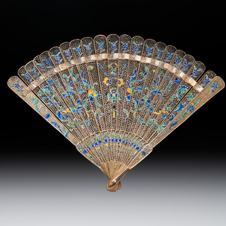 A Chinese gilt silver and enamelled fan with floral design, 19/20th C.