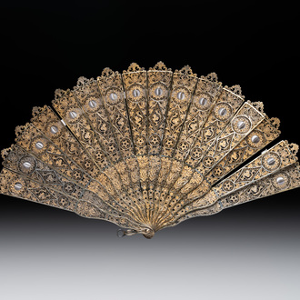 A Chinese gilt filigree silver fan with floral design, 19/20th C.