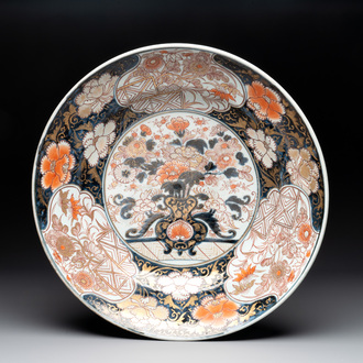 A Japanese Imari dish with floral design, Edo, 17th C.