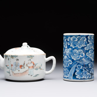 A Chinese blue and white 'dragon' brush pot and a qianjiang cai teapot, signed Wang Zhaoli 汪照藜, 19/20th C.
