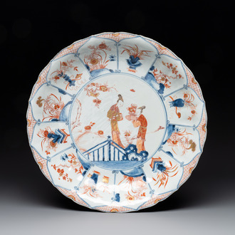 A large and fine Chinese Imari-style dish with ladies in a garden, Kangxi/Yongzheng