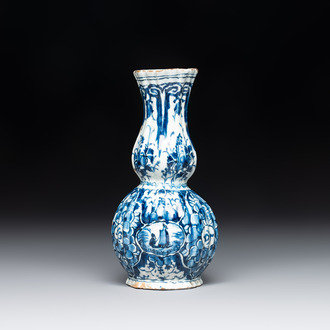 A ribbed blue and white Dutch Delft double gourd vase, 18th C.