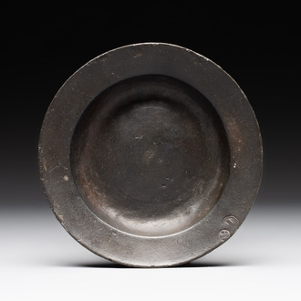 A pewter 'dobbelier' or saucer dish, The Netherlands, 16/17th C.