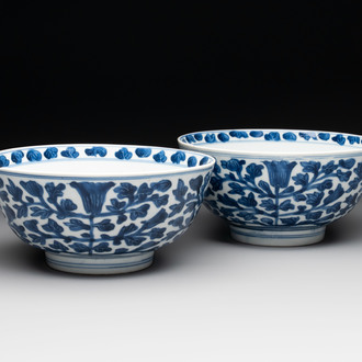 A pair of Chinese blue and white bowls with floral design, Kangxi