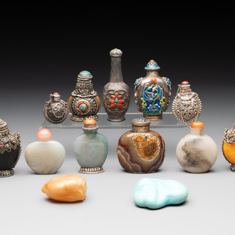 A collection of 13 Chinese snuff bottles, 19/20th C.
