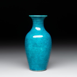A Chinese turquoise-glazed vase, 18/19th C.
