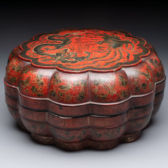 A Chinese gilt-lacquered ‘dragon and phoenix’ box and cover, 20th C.