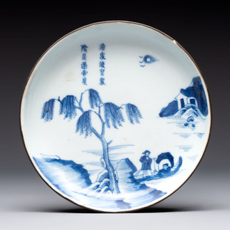 A Chinese blue and white 'Bleu de Hue' plate for the Vietnamese market, chơi ngọc 玩玉 mark, 19th C.