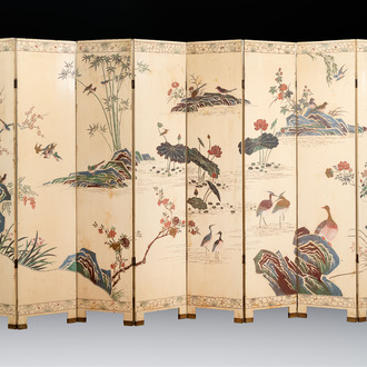 A Chinese polychrome lacquered wooden eight-panel folding screen with a pond scene, 19/20th C.