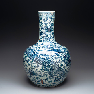 A Chinese blue and white 'tianqiuping' vase with dragon design, 20th C.