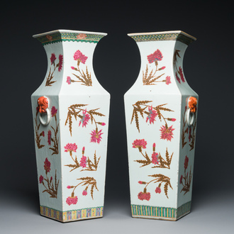 A pair of Chinese famille rose square vases with floral design, 19th C.