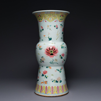 A large Chinese famille rose pedestal stand with floral design, 19th C.